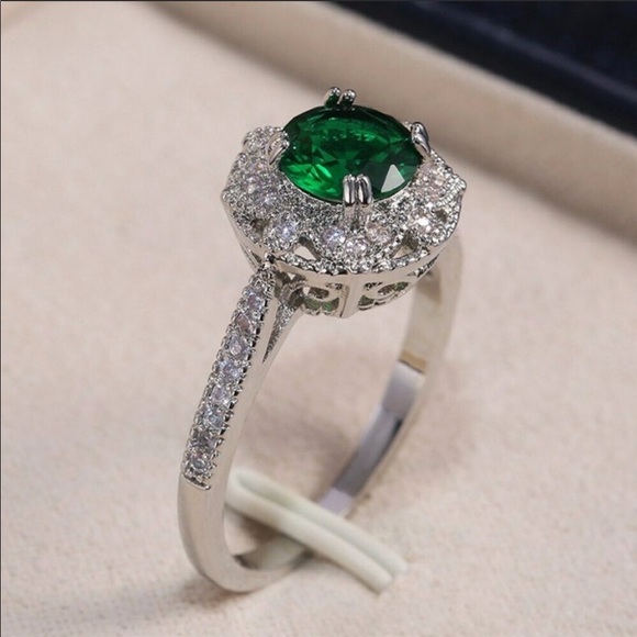 New Women’s 925 Silver Emerald Stylish Ring - Picture 2 of 2